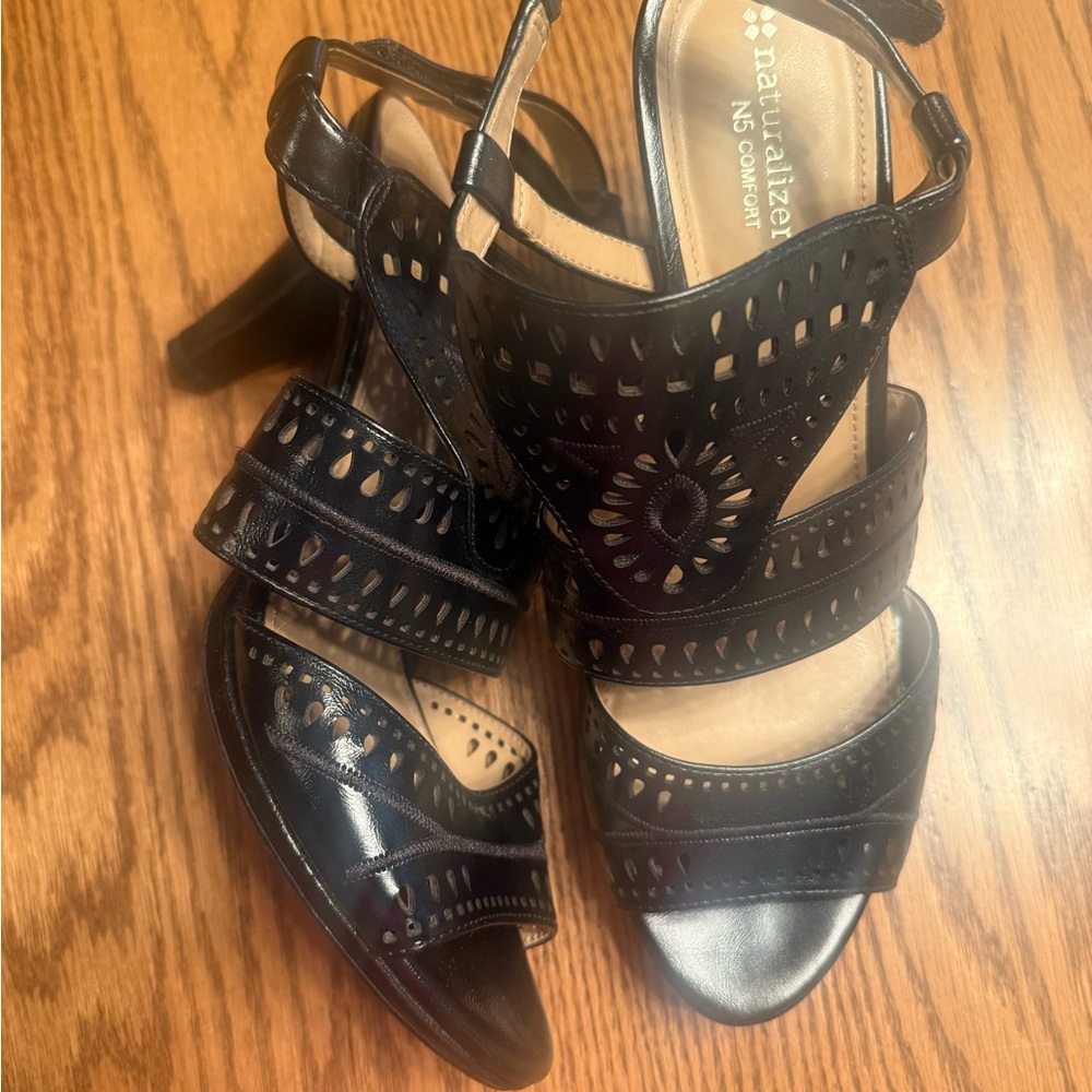 Size 10 like new Naturalizer sandals.